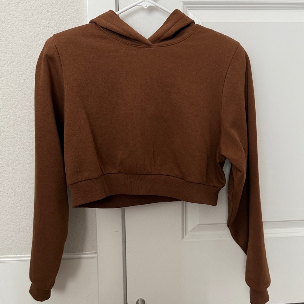 ALO | Cropped Headliner Shoulder Pad Hoodie - Picture 9 of 14